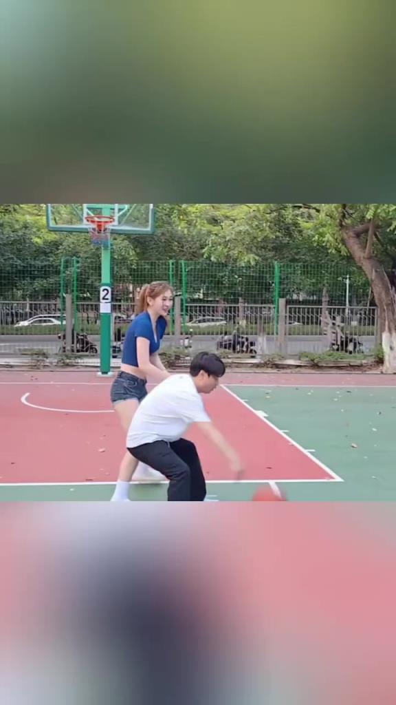 集夢會長背打一米8的女生，這是真打球啊！