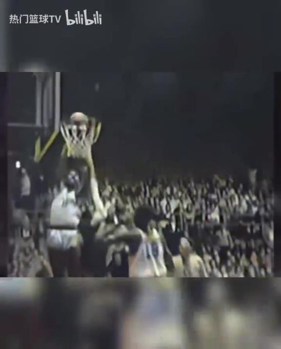 這是怪物嗎？張伯倫高中時(shí)期是怎么打球的？校園里的明星！