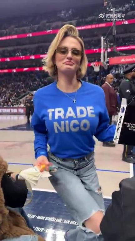 主場(chǎng)不準(zhǔn)球迷打印“解雇Nico”標(biāo)語(yǔ)，女球迷就出此下策