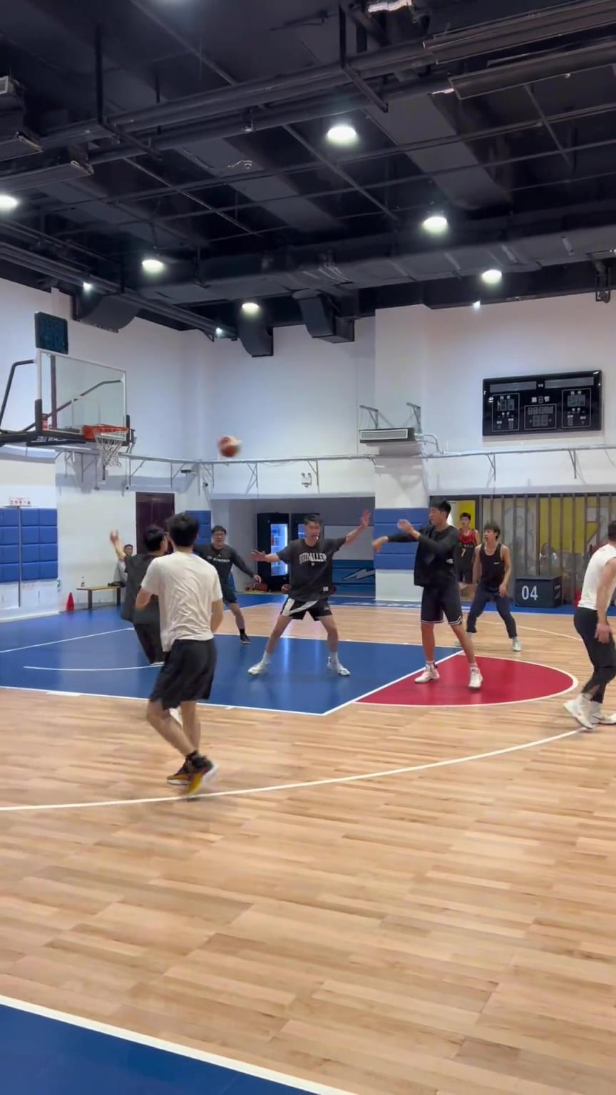 對手回家后：老婆，我今天在野球場匹配到巔峰馬刺隊了！