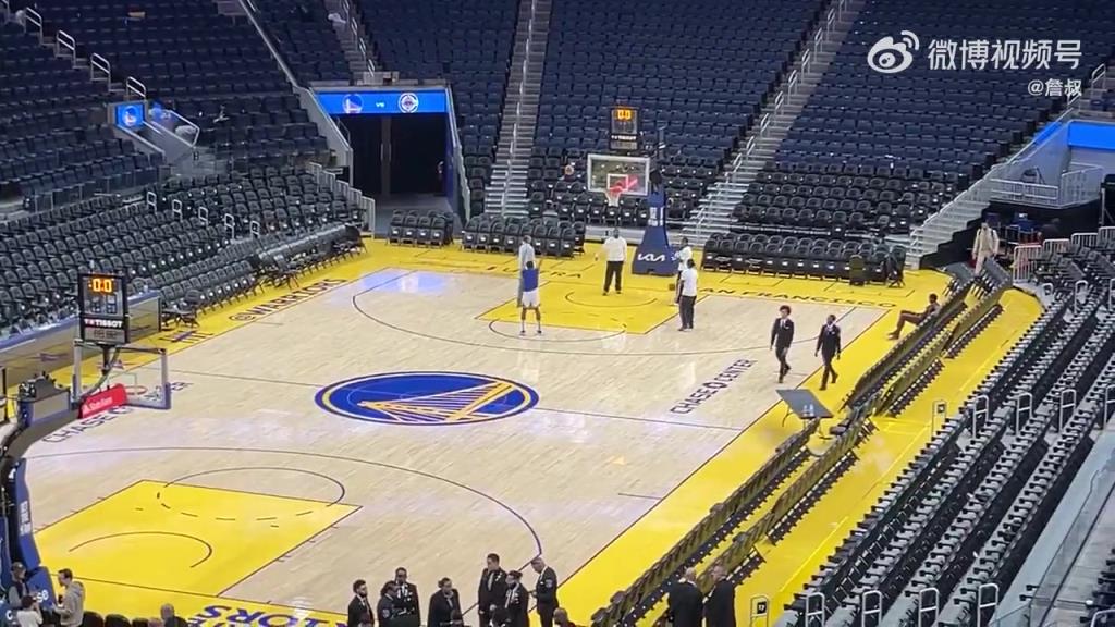 今天沒有得到出場(chǎng)機(jī)會(huì)！庫(kù)明加賽后還留在場(chǎng)地練習(xí)投籃