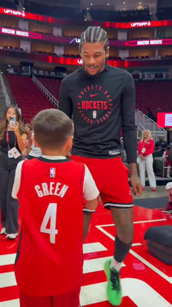 暖心偶像！小球迷賽前得到杰倫格林親簽球鞋球衣