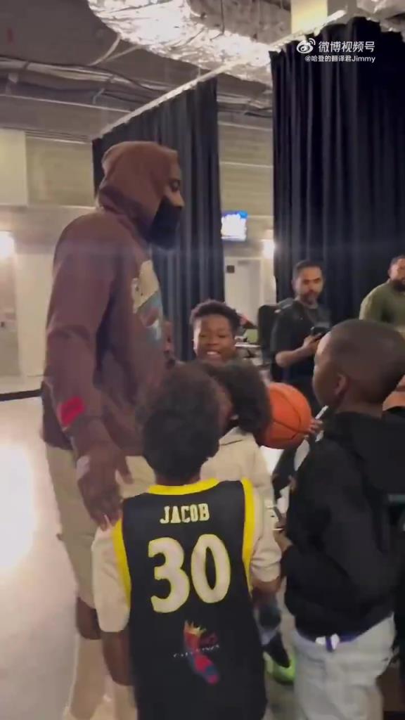 哈登賽后對小朋友：聽你們家長的話，總有一天你們也會(huì)打進(jìn)NBA