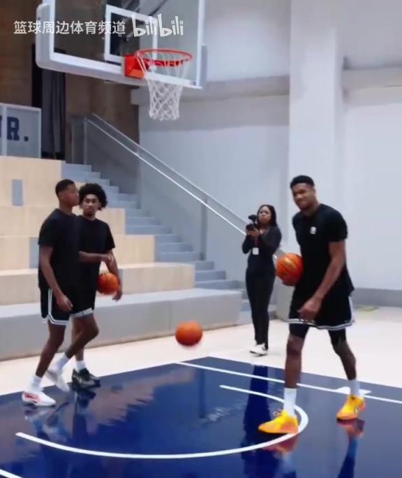 別人能學(xué)得來嗎？名場面：字母哥指導(dǎo)小球員籃下腳步！