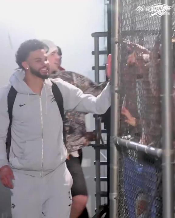 68勝歷史第五傲人戰(zhàn)績！雷霆全員回到OKC，當(dāng)?shù)厍蛎詿崆榻訖C(jī)