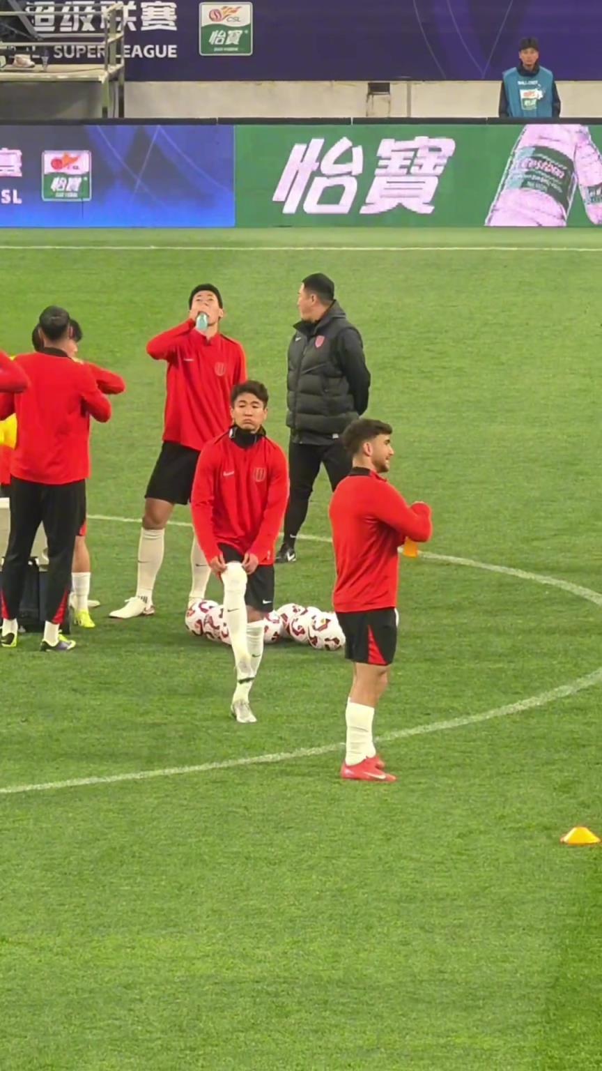 愛(ài)屋及烏!韋世豪的妻子“餃子”在看臺(tái)上受到球迷的熱烈追捧