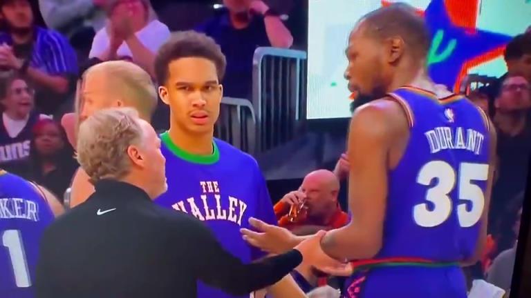 下課導(dǎo)火索？主帥布登此前抓住KD手臂要說什么，被一把甩開！