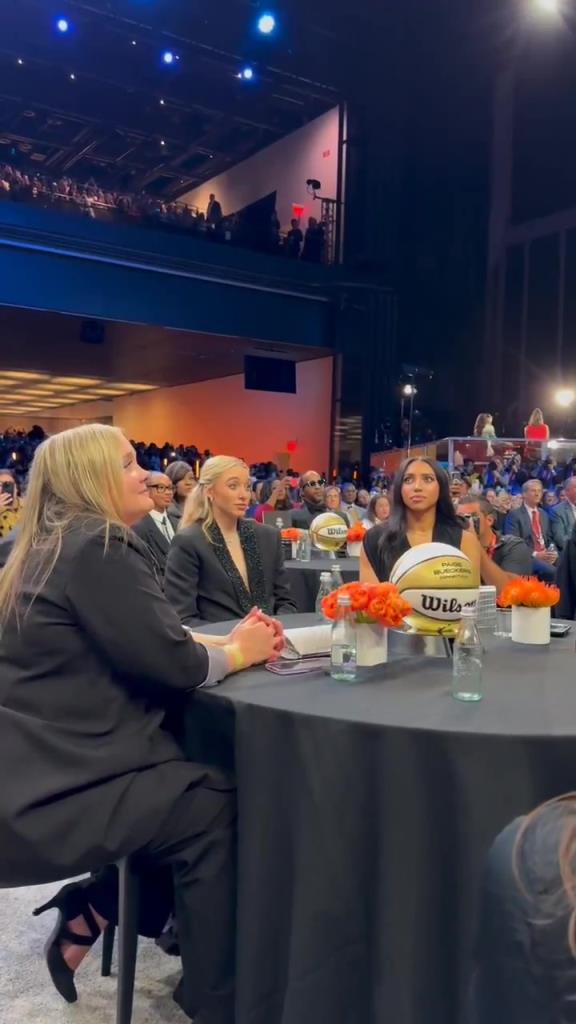 今天這穿搭，差點(diǎn)沒(méi)認(rèn)出來(lái)！佩奇-布克斯當(dāng)選WNBA狀元后十分淡定