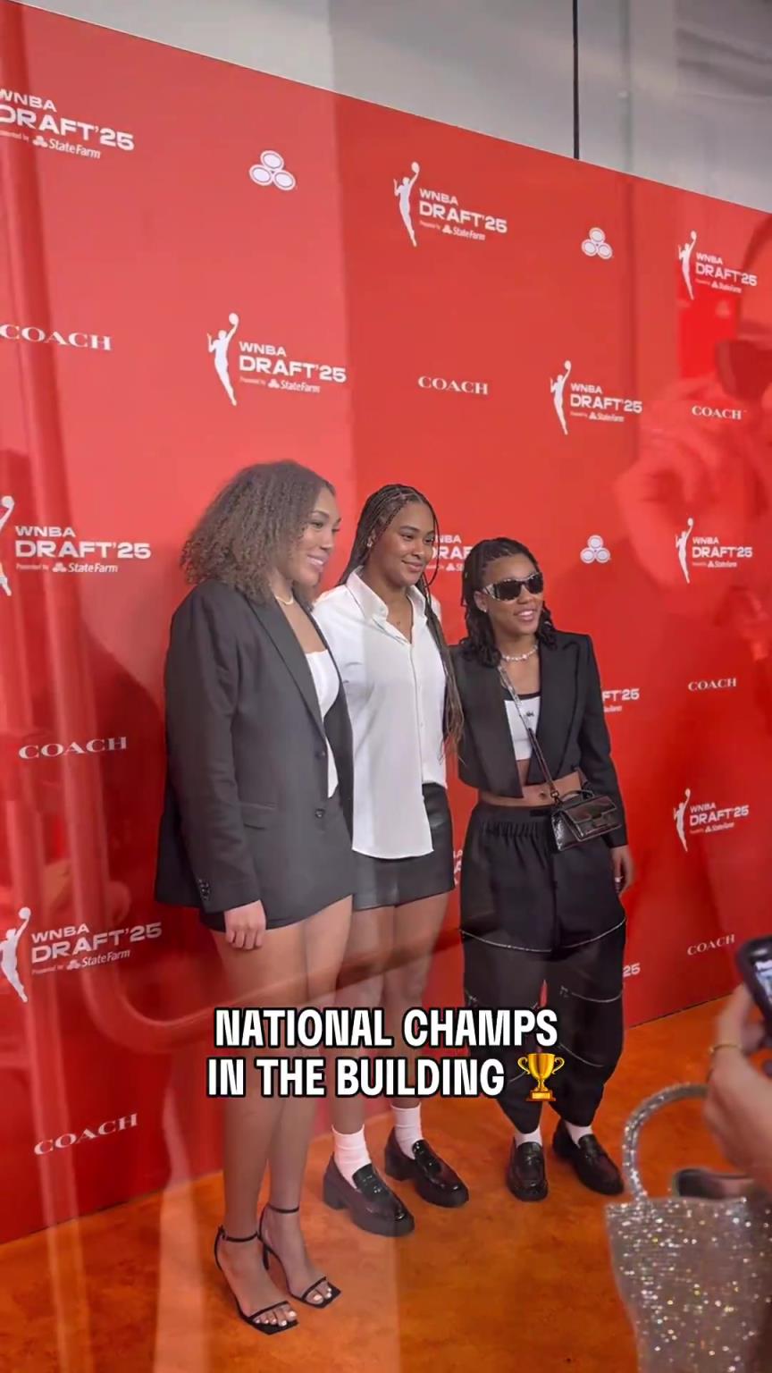 吧友們有喜歡的嗎？WNBA選秀大會(huì)上，到處都有靚麗的風(fēng)景線