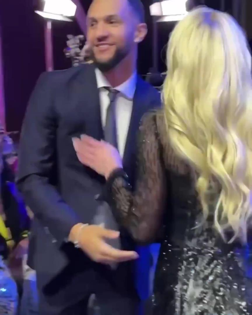 身材姣好！薩格斯的女友海莉被芝加哥天空選中！兩人接吻慶祝