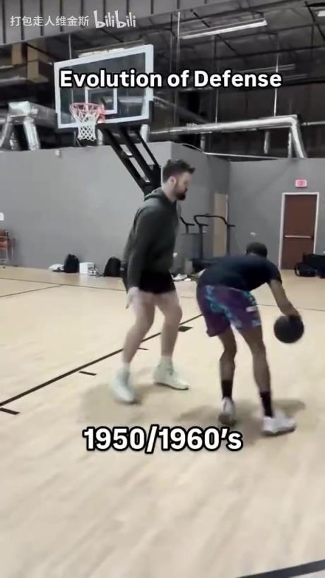太真實(shí)了！外網(wǎng)網(wǎng)紅惡搞NBA不同時(shí)代的防守尺度變化！