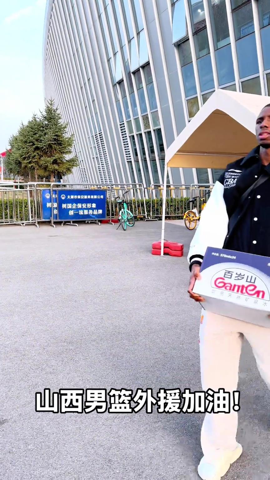 不是！你們山西外援合同還包括搬水的？