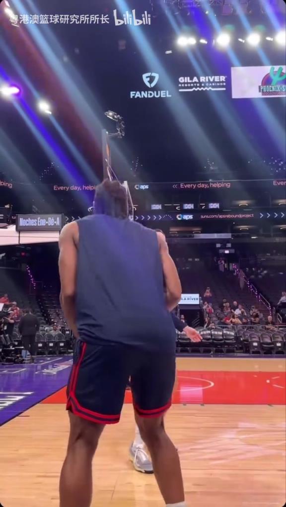 機(jī)器人級(jí)別的靜態(tài)身體！近距離看小卡的賽前熱身！