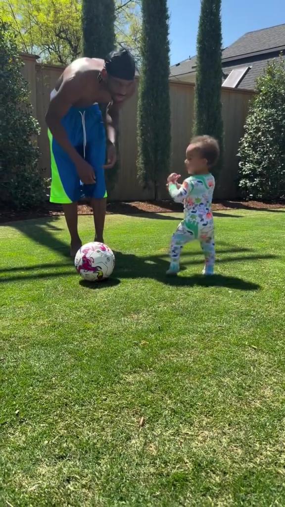 足球要從娃娃抓起！SGA帶娃踢足球，小孩摔倒時(shí)鼓掌“嘲笑”！